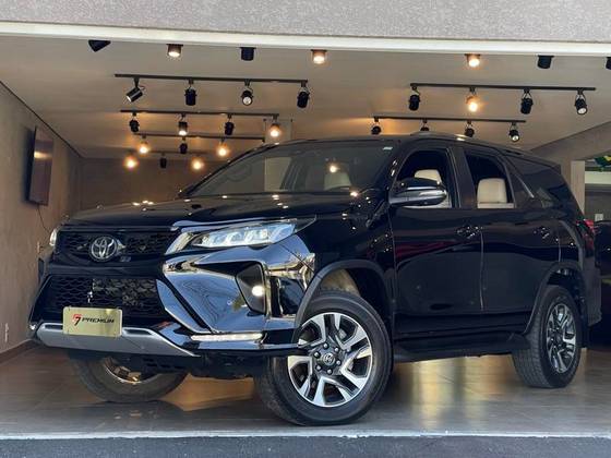 TOYOTA HILUX SW4 2.8 D-4D TURBO DIESEL DIAMOND 7L 4X4 AUTOMÁTICO